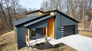 Beautifully crafted new Bella Vista home in quiet neighborhood on Bella Vista Country Club - Highlands in Arkansas - for sale on GolfHomes.com, golf home, golf lot