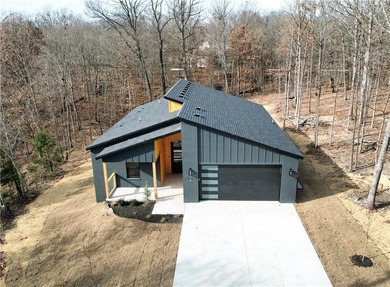 Beautifully crafted new Bella Vista home in quiet neighborhood on Bella Vista Country Club - Highlands in Arkansas - for sale on GolfHomes.com, golf home, golf lot