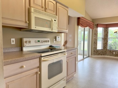 Welcome to this desirable end-unit villa in the vibrant 55+ golf on Heritage Pines Country Club in Florida - for sale on GolfHomes.com, golf home, golf lot