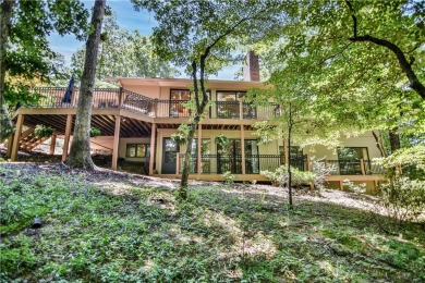 Situated on the Keowee Key golf course, 8 Boatswain Way features on Keowee Key Golf and Country Club in South Carolina - for sale on GolfHomes.com, golf home, golf lot