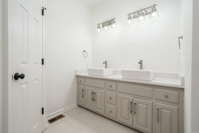 THE BEST OF GOLF COURSE LIVING! Enjoy INCREDIBLE golf course on Hot Springs Golf and Country Club in Arkansas - for sale on GolfHomes.com, golf home, golf lot