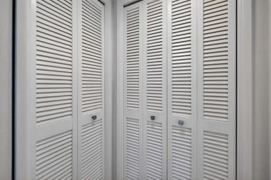 A bright and spacious 2-bedroom, 2-bathroom condo located in the on Palm-Aire Country Club and Resort - Palms in Florida - for sale on GolfHomes.com, golf home, golf lot