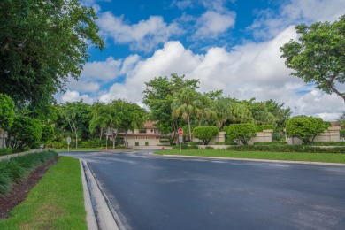 End unit villa in Boca Pointe's La Mirada with soaring ceilings on Boca Pointe Country Club in Florida - for sale on GolfHomes.com, golf home, golf lot