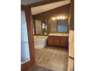 2005 Highland manufactured home ready for its next location! *TO on  in South Dakota - for sale on GolfHomes.com, golf home, golf lot