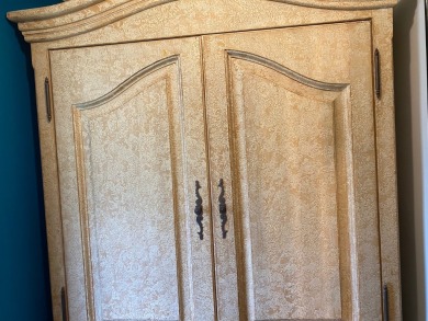Lovely 2/2 in vibrant 55+ lease hold ($844) community. Wall of on Spanish Lakes Fairways in Florida - for sale on GolfHomes.com, golf home, golf lot