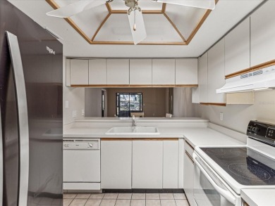 This delightful 2BR/2BA/1 Car Garage villa, nestled in the on Tarpon Springs Golf Course in Florida - for sale on GolfHomes.com, golf home, golf lot