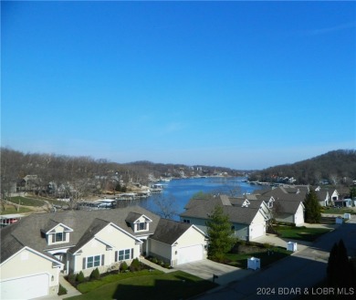 This Country Club Cove Villa is ready for new owners.  Sits on Seasons Ridge At Four Seasons in Missouri - for sale on GolfHomes.com, golf home, golf lot