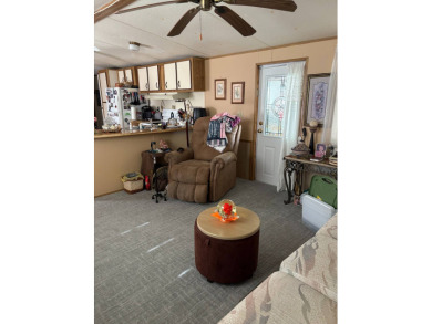-Updated bathroom with walk-in shower- -Large, quiet corner lot- on Sebring Lakeside Golf Resort in Florida - for sale on GolfHomes.com, golf home, golf lot