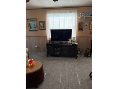 -Updated bathroom with walk-in shower- -Large, quiet corner lot- on Sebring Lakeside Golf Resort in Florida - for sale on GolfHomes.com, golf home, golf lot