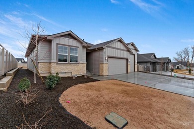 The Mirage by Pioneer Homes is a charming single level home with on Hunters Point Golf Club in Idaho - for sale on GolfHomes.com, golf home, golf lot