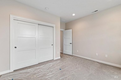 The Mirage by Pioneer Homes is a charming single level home with on Hunters Point Golf Club in Idaho - for sale on GolfHomes.com, golf home, golf lot