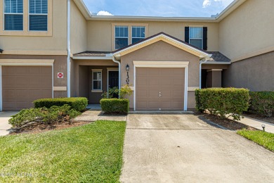 Well maintained gated condo in the heart of Fleming Island on Golf Club At Fleming Island in Florida - for sale on GolfHomes.com, golf home, golf lot