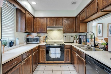 This adorable townhouse is in the most convenient location to on Hilaman Park Golf Course in Florida - for sale on GolfHomes.com, golf home, golf lot