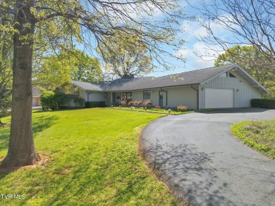 This stunning contemporary ranch home is situated on 1.71 acres on Link Hills Country Club in Tennessee - for sale on GolfHomes.com, golf home, golf lot