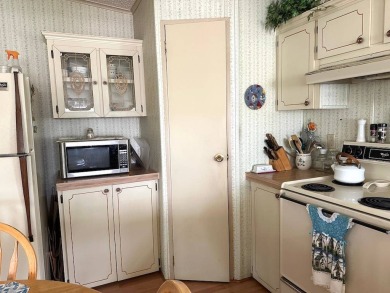 MOTIVATED SELLERS! HOME IS PRICED TO SELL. 2-BEDROOM, 2-BATHROOM on Anglers Green Golf Course in Florida - for sale on GolfHomes.com, golf home, golf lot