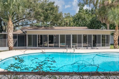 MOTIVATED SELLER! - Right in the Heart of Crystal River! Welcome on Plantation Inn and Golf Resort  in Florida - for sale on GolfHomes.com, golf home, golf lot