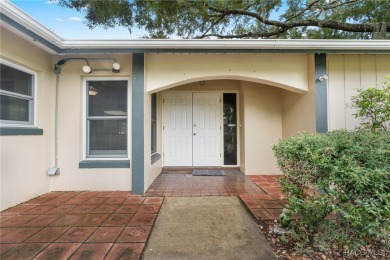 MOTIVATED SELLER! - Right in the Heart of Crystal River! Welcome on Plantation Inn and Golf Resort  in Florida - for sale on GolfHomes.com, golf home, golf lot