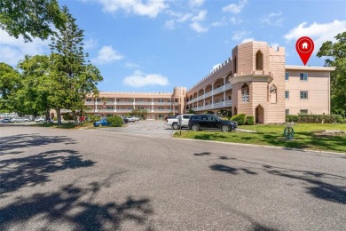Beautifully updated 2/2 END UNIT on one of the largest 55+ on On Top Of The World Golf Course in Florida - for sale on GolfHomes.com, golf home, golf lot