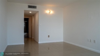 Unbeatable location in Aventura! Musts see 2/2, high floor unit on Turnberry Isle Resort and Club in Florida - for sale on GolfHomes.com, golf home, golf lot