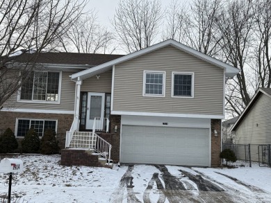 Bright & cheery 3 bed w/2 baths & family room on quiet cul de on Poplar Creek Country Club in Illinois - for sale on GolfHomes.com, golf home, golf lot