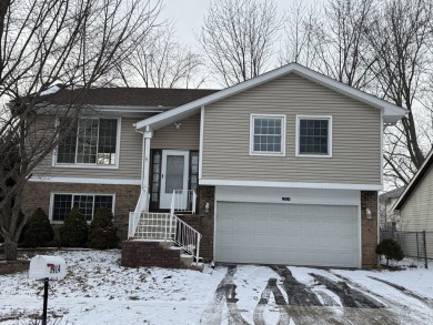 Bright & cheery 3 bed w/2 baths & family room on quiet cul de on Poplar Creek Country Club in Illinois - for sale on GolfHomes.com, golf home, golf lot