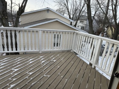 Bright & cheery 3 bed w/2 baths & family room on quiet cul de on Poplar Creek Country Club in Illinois - for sale on GolfHomes.com, golf home, golf lot