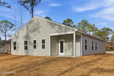 This thoughtfully designed Escape floor plan combines style and on Harbour Point Golf Club in North Carolina - for sale on GolfHomes.com, golf home, golf lot