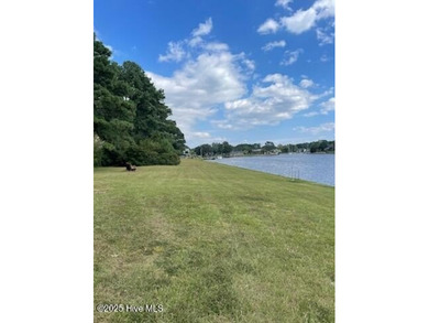 This thoughtfully designed Escape floor plan combines style and on Harbour Point Golf Club in North Carolina - for sale on GolfHomes.com, golf home, golf lot