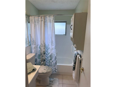 This 2 bedroom 1.5 bath home is located in the 55+ COMMUNITY of on Mainlands Golf Club in Florida - for sale on GolfHomes.com, golf home, golf lot