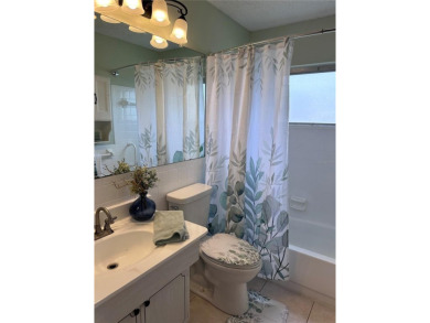 This 2 bedroom 1.5 bath home is located in the 55+ COMMUNITY of on Mainlands Golf Club in Florida - for sale on GolfHomes.com, golf home, golf lot