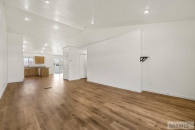 Beautifully maintained twinhome in the Woodland Hill subdivision on Sand Creek Golf Course in Idaho - for sale on GolfHomes.com, golf home, golf lot