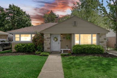 An absolutely perfect house waiting for its new owner!! Two on Calumet Country Club in Illinois - for sale on GolfHomes.com, golf home, golf lot