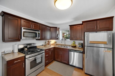 An absolutely perfect house waiting for its new owner!! Two on Calumet Country Club in Illinois - for sale on GolfHomes.com, golf home, golf lot
