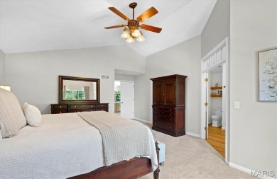 Stunning 4100 sq ft home in the desirable Far Oaks golf course on Far Oaks Golf Club in Illinois - for sale on GolfHomes.com, golf home, golf lot
