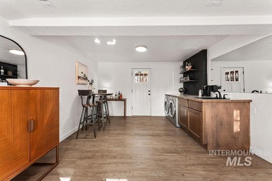 Located just blocks from Hillcrest Golf Course, this beautifully on Hillcrest Country Club, Inc. in Idaho - for sale on GolfHomes.com, golf home, golf lot