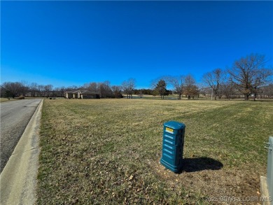 Discover the perfect spot to build your dream home! These two on Rolling Hills Country Club in Missouri - for sale on GolfHomes.com, golf home, golf lot