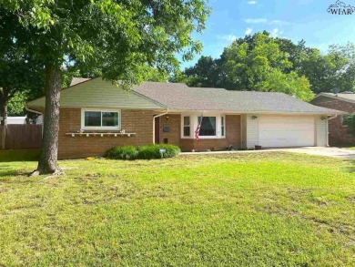 Beautiful home in a wonderful neighborhood; a short walk to a on The Champions Course At Weeks Park in Texas - for sale on GolfHomes.com, golf home, golf lot