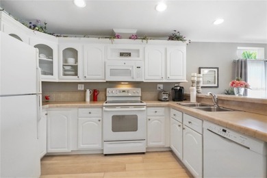 2005 Palm Harbor built home with an oversize one car garage and on Maple Leaf Golf and Country Club in Florida - for sale on GolfHomes.com, golf home, golf lot