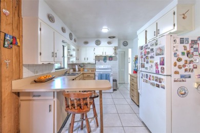 Located in the desirable Forest Hills area, this house is on Babe Zaharias Golf Course in Florida - for sale on GolfHomes.com, golf home, golf lot