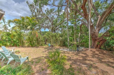 Located in the desirable Forest Hills area, this house is on Babe Zaharias Golf Course in Florida - for sale on GolfHomes.com, golf home, golf lot