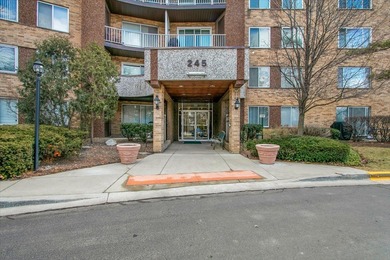This beautifully updated 2-bed, 2-bath END-UNIT condo offers on Twin Lakes Golf Course in Illinois - for sale on GolfHomes.com, golf home, golf lot