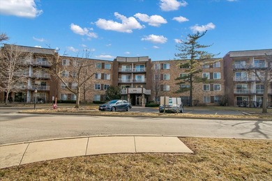 This beautifully updated 2-bed, 2-bath END-UNIT condo offers on Twin Lakes Golf Course in Illinois - for sale on GolfHomes.com, golf home, golf lot