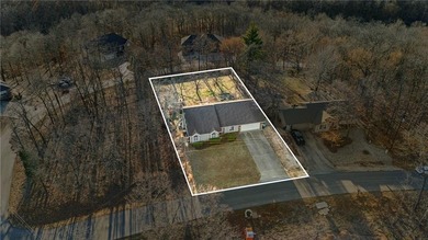 > A must-see 3-bedroom, 2-bath home featuring a desirable split on Bella Vista Country Club - Highlands in Arkansas - for sale on GolfHomes.com, golf home, golf lot