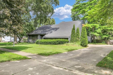 Discover this beautiful 3 bed, 2.5 bath home located in the on Lincolnshire Fields Country Club in Illinois - for sale on GolfHomes.com, golf home, golf lot