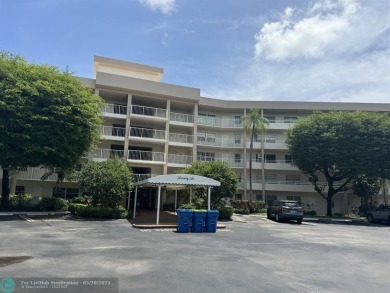 Ground floor 2 bedroom, 2 bath condo with over 1,500 sqft in on Palm-Aire Country Club and Resort - The Oaks in Florida - for sale on GolfHomes.com, golf home, golf lot