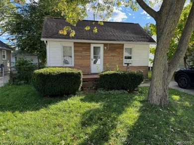 Rare find in Royal Oak for a great price. Two bedroom Ranch on Red Run Golf Club in Michigan - for sale on GolfHomes.com, golf home, golf lot