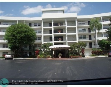 Ground floor 2 bedroom, 2 bath condo with over 1,500 sqft in on Palm-Aire Country Club and Resort - The Oaks in Florida - for sale on GolfHomes.com, golf home, golf lot