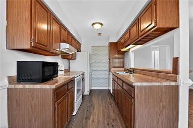 Beautifully maintained 3-bedroom, 2.5-bath townhouse located in on Kempsville Greens Municipal Golf Course in Virginia - for sale on GolfHomes.com, golf home, golf lot