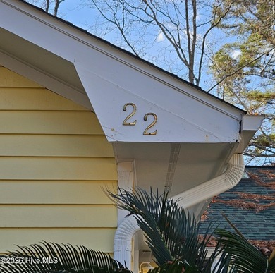 What a happy house! Bright and cheery to welcome you home! This on Carolina Shores Golf Course in North Carolina - for sale on GolfHomes.com, golf home, golf lot