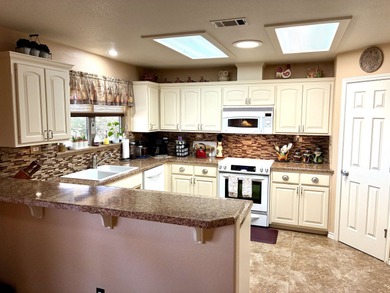 Quaint And Cozy 3 Bedroom 2 Bath Home. Vaulted Living Room on Hidden Falls Golf Club in Texas - for sale on GolfHomes.com, golf home, golf lot